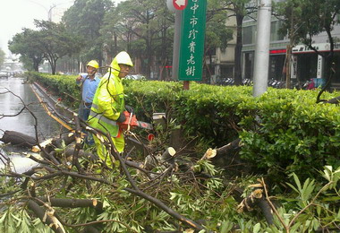 市府力求災後二十四小時內恢復市容景觀(圖)