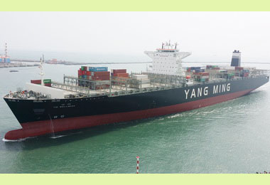 陽明萬TEU級【倫明】輪首航高雄港(圖)