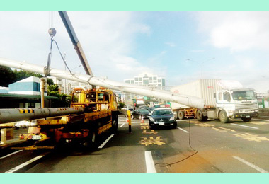 貨櫃車撞倒前鎮端隧道線高架阻塞交通(圖)