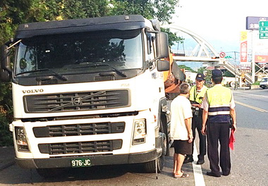 砂石車禁駛便道警方取締(圖)