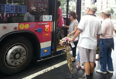 交安扎根體驗銀髮族搭公車趴趴走(圖)