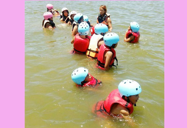 炎炎夏日原住民小朋友滑水初體驗(圖)