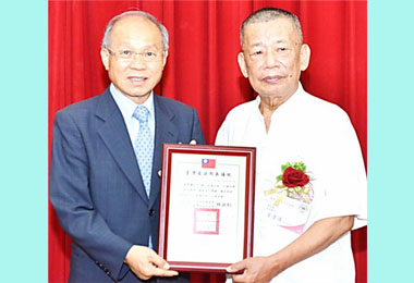 林政則表揚績優詩人黃宏介(圖)