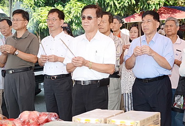 日月潭泳渡縣府祈能順利(圖)