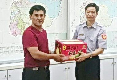 信義警友會秋節慰問員警(圖)