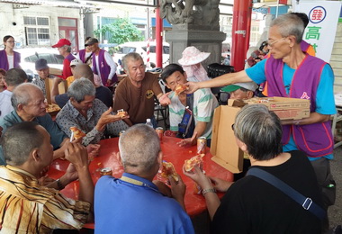 人安伴寒士中秋團圓突破傳統改吃披薩(圖)