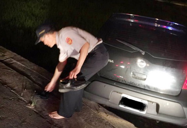 女子酒駕衝入農田員警即時救命(圖)