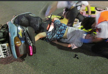 通緝犯醉倒馬路被逮(圖)