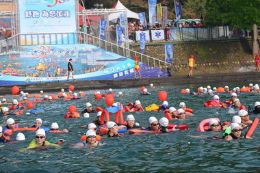 日月潭泳渡33國泳士完成壯舉(圖)