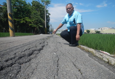 大里路路面坍陷傾斜 險象環生(圖)