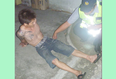 吸毒男子跑到民宅被逮(圖)