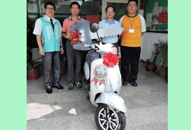 都會公園機車排臭氣民眾捐電動機車(圖)