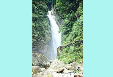 修瑞龍瀑布設施縣長勘查(圖)