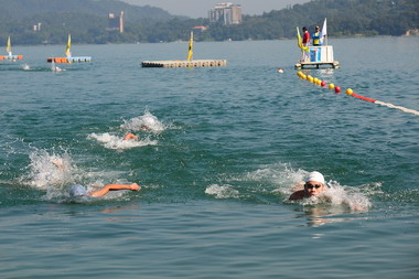 日月潭萬人泳渡登場(圖)