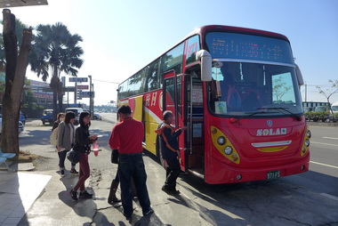公車進校園學生搭公車新潮流(圖)