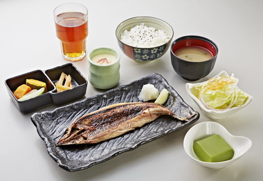 高雄秋刀魚季起跑無煙燒烤秋刀魚夯(圖)