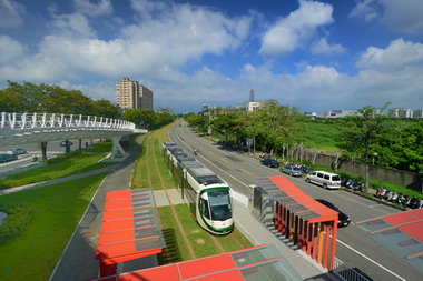 試乘輕軌陳菊：認識移動新地標(圖)