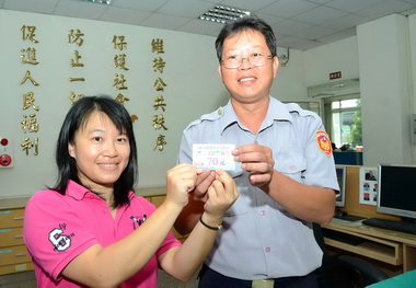 發放餐食兌換券警察局新據點(圖)