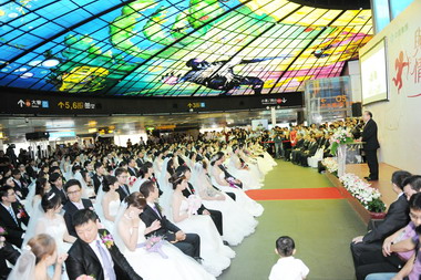 中鋼辦集團結婚125對新人結連理(圖)