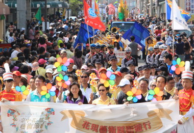 花車踩街遊行隊伍穿越百年老街(圖)