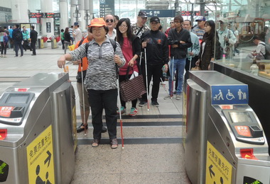 高鐵助視障青年勇敢追夢(圖)