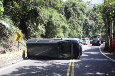 台八線廂型車遭撞翻車母子五人均輕傷(圖)