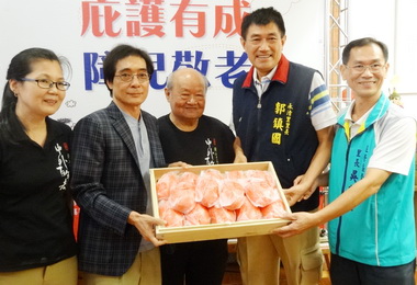 中外餅舖庇護工場與地方耆老一同彩繪紅龜(圖)