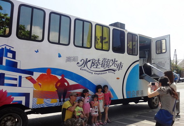 鴨子船駁二、國賓航線17日起贈圖畫卡(圖)