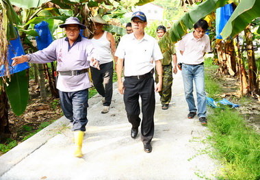 林明溱勘查水里鄉農路工程(圖)