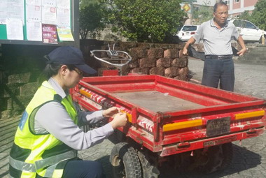 防農用搬運車被撞原鄉警幫貼反光紙(圖)