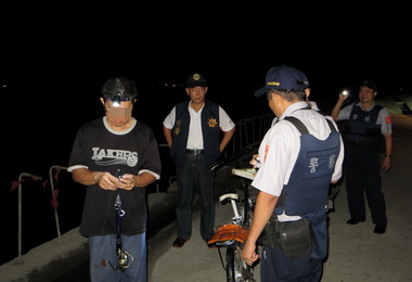國慶日遇白帶魚釣季高雄港警總隊勸導釣客(圖)