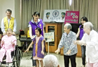 重陽敬老阿公阿嬤樂開懷(圖)