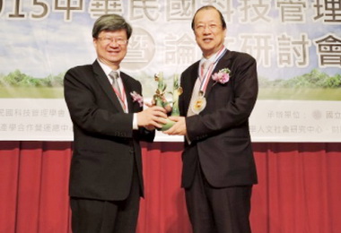 中醫大董事長蔡長海獲科技管理獎表揚(圖)