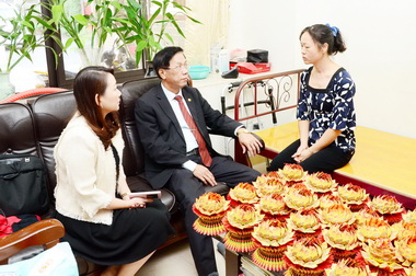 新住民無力喪葬費 縣官慰問(圖)