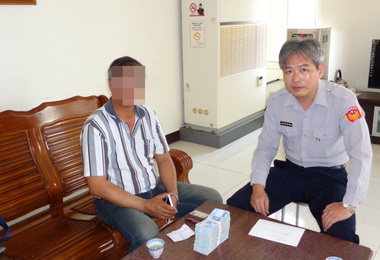 溝垻警阻詐老翁保住積蓄80萬(圖)