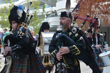 美國故事大師與蘇格蘭皇家風笛隊 明道中學演出(圖)