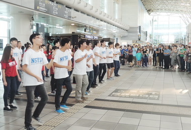 高鐵左營站快閃演出中山同學秀驚喜(圖)