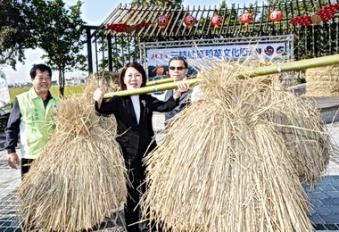 三結稻草文化節稻草編12生肖栩栩如生(圖)