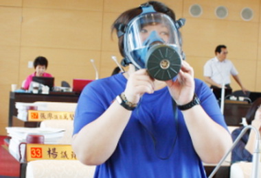 市議員戴防毒面罩質詢中市空氣品質(圖)