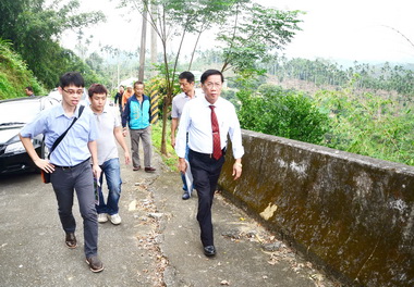 林明溱：會速改善中寮農路野溪(圖)