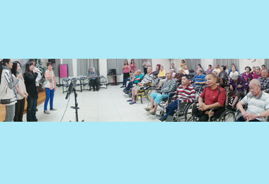 江玲君探視澎湖老人之家長者(圖)