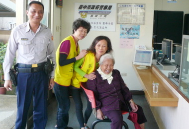 員警耐心查詢終讓老人安全返家(圖)