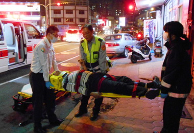 司機暈倒車內幸被巡邏警發現送醫(圖)