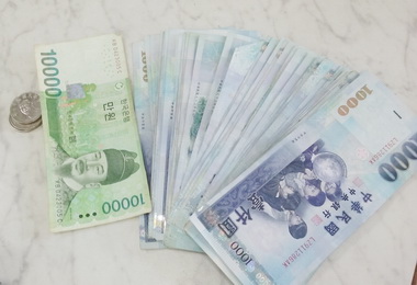 熱心母女拾金不眛(圖)