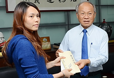 縣長與省主席慰問火災戶死者家屬(圖)