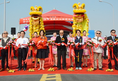 高雄港聯外高架道路通車 客貨車分流(圖)