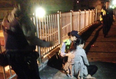 女子鬧自殺警方即刻救援(圖)