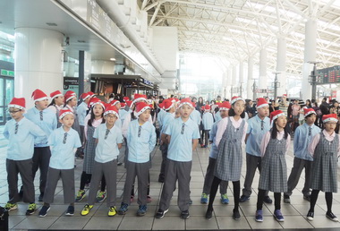 高鐵左營站溫馨迎聖誕(圖)