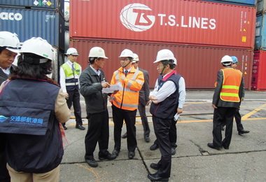 航港局長赴基隆港複查轄區危險品裝卸作業(圖)