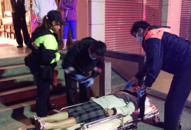 女子為情所困吞藥自殺警即時救援(圖)